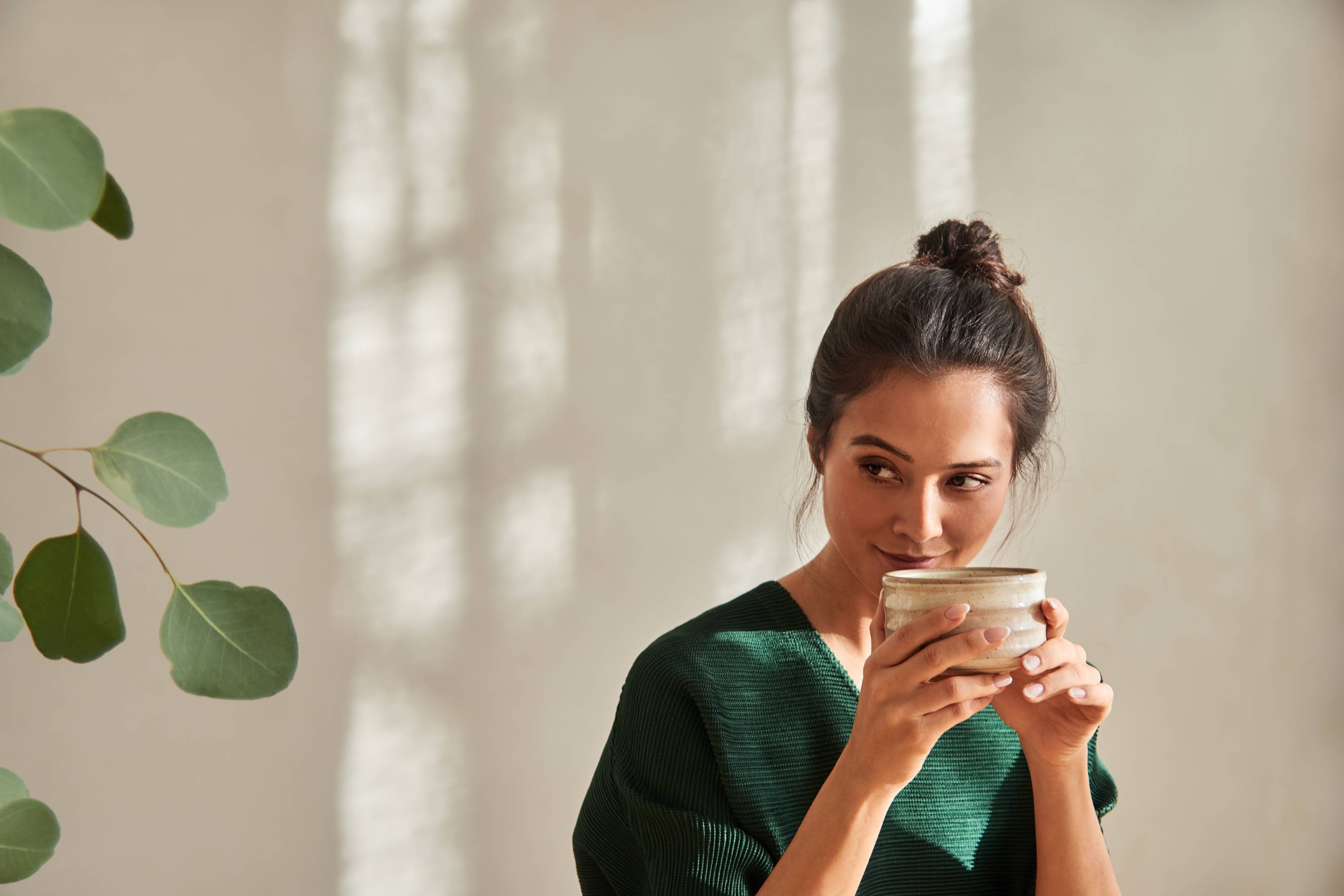 Frau genießt Matcha